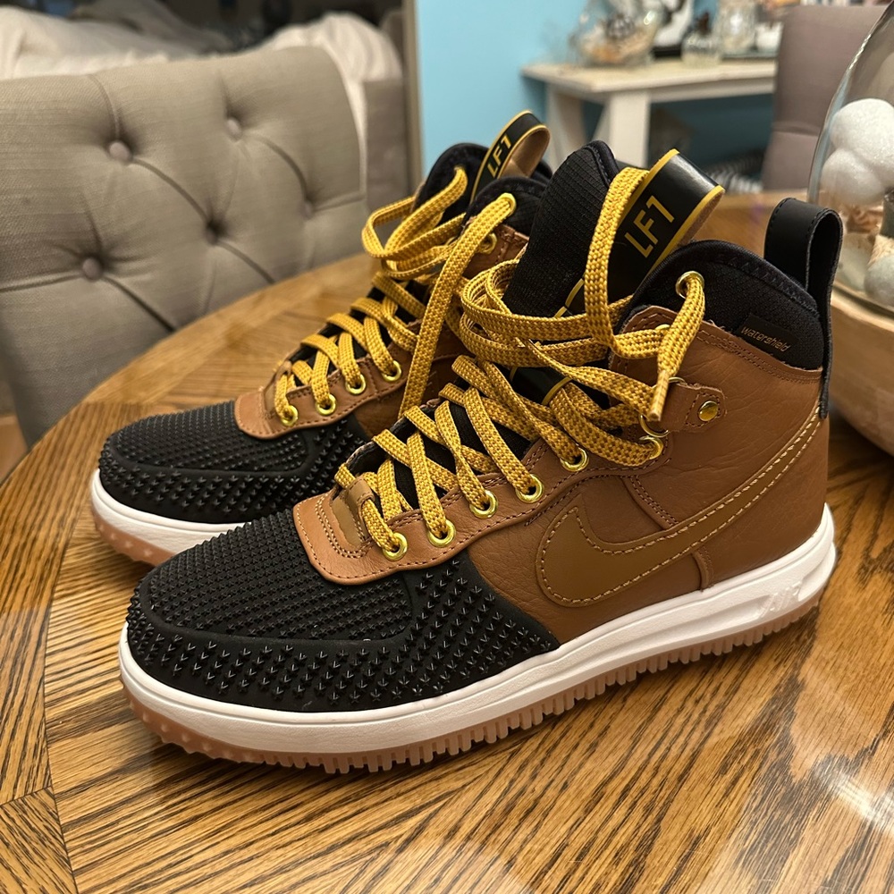 Nike Mens size 9.5 duck boots LF1